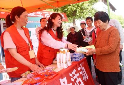 鹽城城管志愿者開展農(nóng)村垃圾分類服務(wù)行，助力美麗鄉(xiāng)村建設(shè)